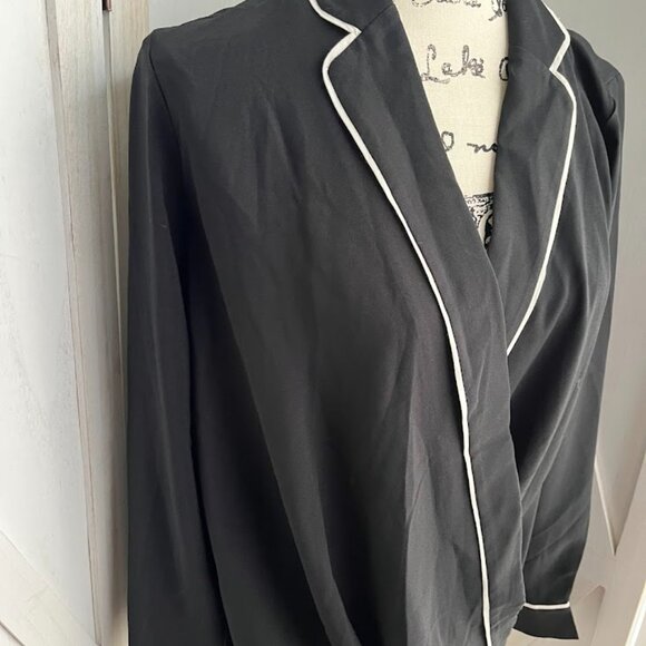 Sexy, sheek Ann Taylor Blouse - Picture 3 of 5